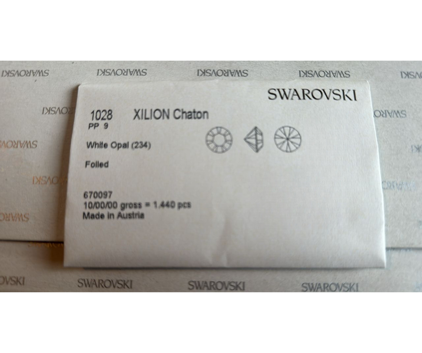 Swarovski® Chaton White Opal PP9